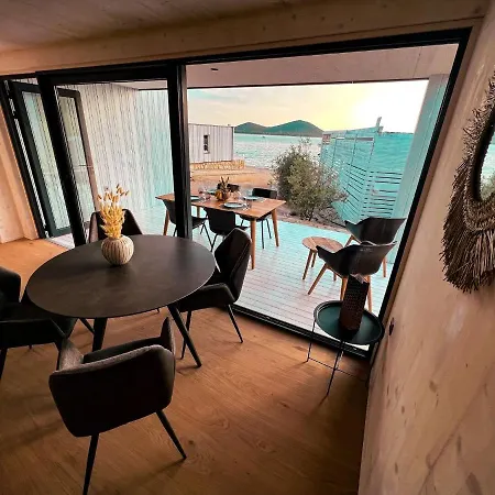 Modern - Buqez Camp