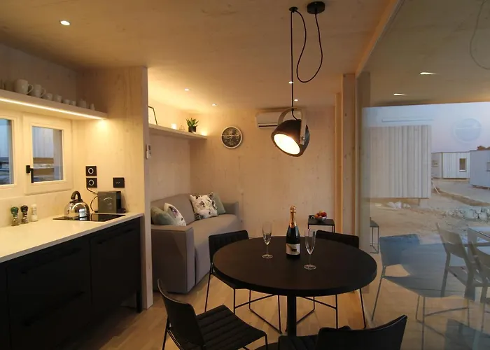 Modern - Buqez Camp *